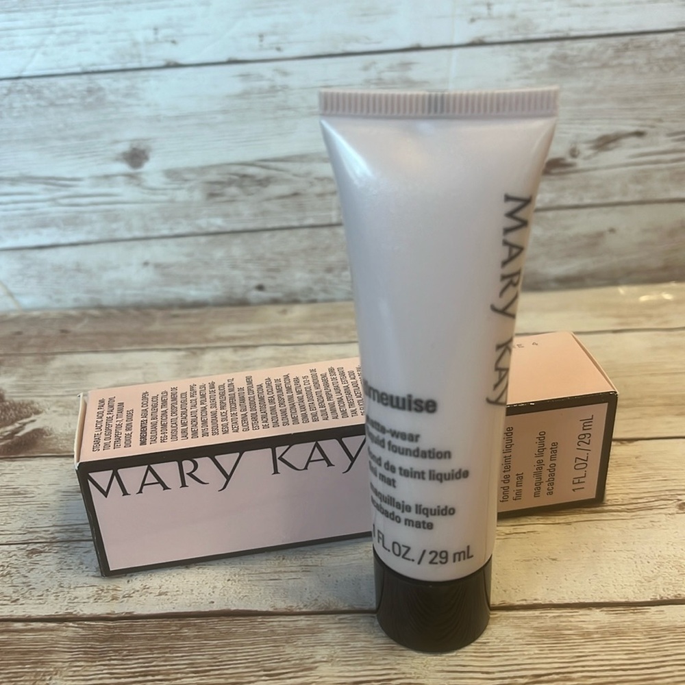 NEW MK Beige 8 MATTE WEAR Timewise Liquid Foundation Beige 8 New in box